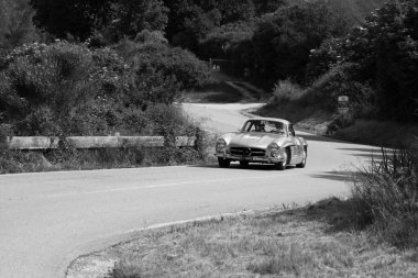 Pesaro Colle San Bartolo, İtalya - Mayıs 17-2018: Mercedes-Benz 300 Sl darbe (W198) eski bir yarış araba ralli Mille Miglia 2018 ünlü İtalyan tarihi Formula (1927-1957 tarihinde 1955)