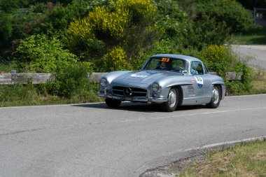 Pesaro Colle San Bartolo, İtalya - Mayıs 17-2018: Mercedes-Benz 300 Sl darbe (W198) eski bir yarış araba ralli Mille Miglia 2018 ünlü İtalyan tarihi Formula (1927-1957 tarihinde 1955)