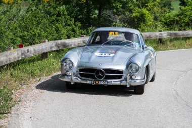 Pesaro Colle San Bartolo, İtalya - Mayıs 17-2018: Mercedes-Benz 300 Sl darbe (W198) eski bir yarış araba ralli Mille Miglia 2018 ünlü İtalyan tarihi Formula (1927-1957 tarihinde 1955)