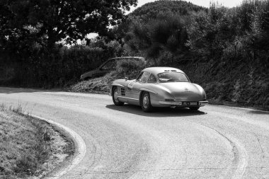 Pesaro Colle San Bartolo, İtalya - Mayıs 17-2018: Mercedes-Benz 300 Sl darbe (W198) eski bir yarış araba ralli Mille Miglia 2018 ünlü İtalyan tarihi Formula (1927-1957 tarihinde 1955)