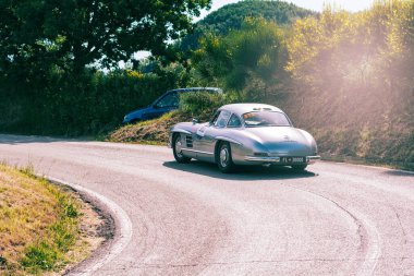 Pesaro Colle San Bartolo, İtalya - Mayıs 17-2018: Mercedes-Benz 300 Sl darbe (W198) eski bir yarış araba ralli Mille Miglia 2018 ünlü İtalyan tarihi Formula (1927-1957 tarihinde 1955)