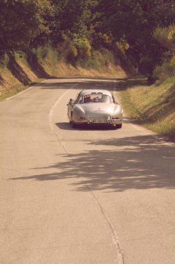Pesaro Colle San Bartolo, İtalya - Mayıs 17-2018: Mercedes-Benz 300 Sl darbe (W198) 1956 tarihinde eski bir yarış araba ralli Mille Miglia 2018 ünlü İtalyan tarihi Formula (1927-1957)