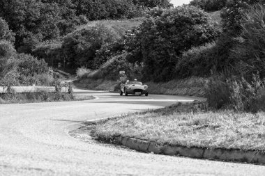 Pesaro Colle San Bartolo, İtalya - 17 Mayıs - 2018: Stanguellini 1100 Sport Bialbero 1949 Mille Miglia 2018 rallisinde eski bir yarış arabası üzerinde ünlü İtalyan tarihi yarışı (1927-1957))