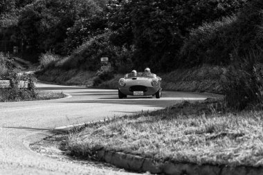 Pesaro Colle San Bartolo, İtalya - 17 Mayıs - 2018: Stanguellini 1100 Sport Bialbero 1949 Mille Miglia 2018 rallisinde eski bir yarış arabası üzerinde ünlü İtalyan tarihi yarışı (1927-1957))