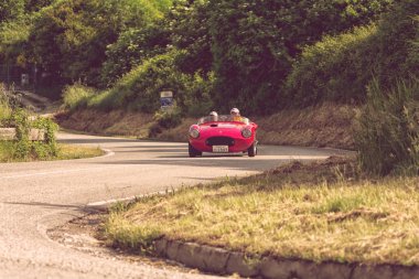 Pesaro Colle San Bartolo, İtalya - 17 Mayıs - 2018: Stanguellini 1100 Sport Bialbero 1949 Mille Miglia 2018 rallisinde eski bir yarış arabası üzerinde ünlü İtalyan tarihi yarışı (1927-1957))