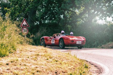 Pesaro Colle San Bartolo, İtalya - 17 Mayıs - 2018: Stanguellini 1100 Sport Bialbero 1949 Mille Miglia 2018 rallisinde eski bir yarış arabası üzerinde ünlü İtalyan tarihi yarışı (1927-1957))