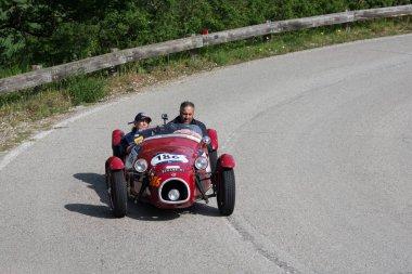Pesaro Colle San Bartolo, İtalya - 17 Mayıs 2018: Gilco Giannini 750 Sport 1950 Mille Miglia 2018 rallisinde eski bir yarış arabası üzerinde ünlü İtalyan tarihi yarışı (1927-1957))