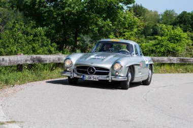 Pesaro Colle San Bartolo, İtalya - Mayıs 17-2018: Mercedes-Benz 300 Sl darbe (W198) 1956 tarihinde eski bir yarış araba ralli Mille Miglia 2018 ünlü İtalyan tarihi Formula (1927-1957)