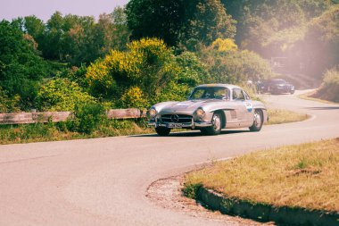Pesaro Colle San Bartolo, İtalya - Mayıs 17-2018: Mercedes-Benz 300 Sl darbe (W198) 1956 tarihinde eski bir yarış araba ralli Mille Miglia 2018 ünlü İtalyan tarihi Formula (1927-1957)