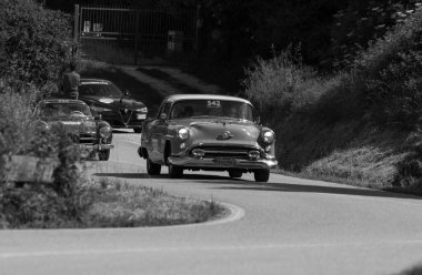 Pesaro Colle San Bartolo, İtalya - 17 Mayıs 2018: Oldsmobile Super 88 1954 Mille Miglia 2018 rallisinde eski bir yarış arabası üzerinde ünlü İtalyan tarihi yarışı (1927-1957))