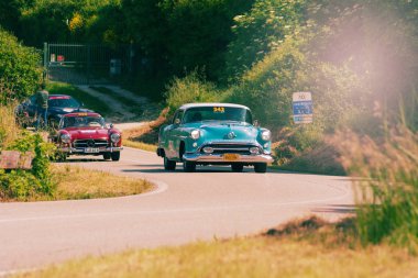 Pesaro Colle San Bartolo, İtalya - 17 Mayıs 2018: Oldsmobile Super 88 1954 Mille Miglia 2018 rallisinde eski bir yarış arabası üzerinde ünlü İtalyan tarihi yarışı (1927-1957))