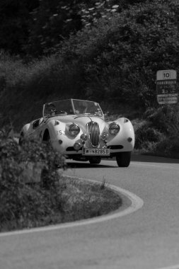 Pesaro Colle San Bartolo, İtalya - 17 Mayıs 2018: Jaguar Xk 140 Ots 1955 Mille Miglia 2018 rallisinde eski bir yarış arabası üzerinde ünlü İtalyan tarihi yarışı (1927-1957))
