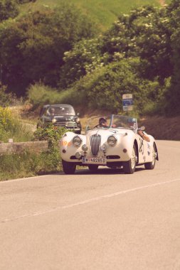 Pesaro Colle San Bartolo, İtalya - 17 Mayıs 2018: Jaguar Xk 140 Ots 1955 Mille Miglia 2018 rallisinde eski bir yarış arabası üzerinde ünlü İtalyan tarihi yarışı (1927-1957))