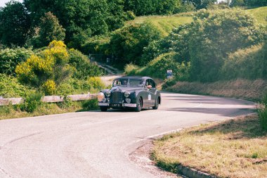 Pesaro Colle San Bartolo, İtalya - 17 Mayıs 2018: Jaguar Mark Vii 1951 Mille Miglia 2018 rallisinde eski bir yarış arabası hakkında ünlü İtalyan tarihi yarışı (1927-1957))