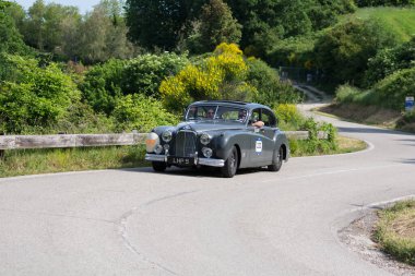 Pesaro Colle San Bartolo, İtalya - 17 Mayıs 2018: Jaguar Mark Vii 1951 Mille Miglia 2018 rallisinde eski bir yarış arabası hakkında ünlü İtalyan tarihi yarışı (1927-1957))
