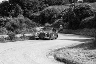 Pesaro Colle San Bartolo, İtalya - 17 Mayıs 2018: Jaguar Mark Vii 1951 Mille Miglia 2018 rallisinde eski bir yarış arabası hakkında ünlü İtalyan tarihi yarışı (1927-1957))