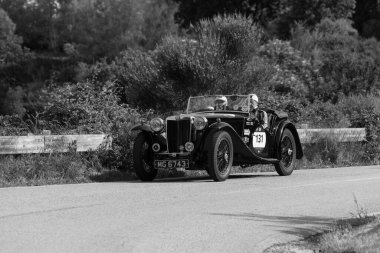 Pesaro Colle San Bartolo, İtalya - 17 Mayıs 2018: Mg Tb 1939 Mille Miglia 2018 rallisinde eski bir yarış arabası üzerinde ünlü İtalyan tarihi yarışı (1927-1957))