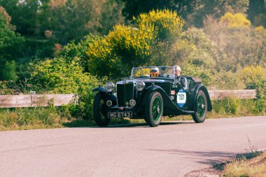 Pesaro Colle San Bartolo, İtalya - 17 Mayıs 2018: Mg Tb 1939 Mille Miglia 2018 rallisinde eski bir yarış arabası üzerinde ünlü İtalyan tarihi yarışı (1927-1957))