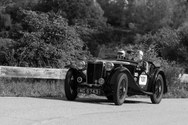 Pesaro Colle San Bartolo, İtalya - 17 Mayıs 2018: Mg Tb 1939 Mille Miglia 2018 rallisinde eski bir yarış arabası üzerinde ünlü İtalyan tarihi yarışı (1927-1957))