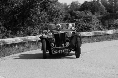Pesaro Colle San Bartolo, İtalya - 17 Mayıs 2018: Mg Tb 1939 Mille Miglia 2018 rallisinde eski bir yarış arabası üzerinde ünlü İtalyan tarihi yarışı (1927-1957))