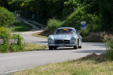 Pesaro Colle San Bartolo, İtalya - 17 Mayıs - 2018: Mercedes-Benz 300 Sl Coup W198 1955 Mille Miglia 2018 rallisindeki eski bir yarış arabası 1927-1957