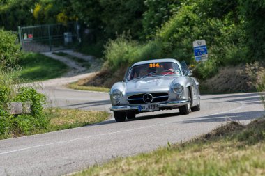 Pesaro Colle San Bartolo, İtalya - 17 Mayıs - 2018: Mercedes-Benz 300 Sl Coup W198 1955 Mille Miglia 2018 rallisindeki eski bir yarış arabası 1927-1957
