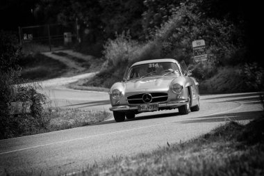 Pesaro Colle San Bartolo, İtalya - 17 Mayıs - 2018: Mercedes-Benz 300 Sl Coup W198 1955 Mille Miglia 2018 rallisindeki eski bir yarış arabası 1927-1957