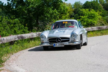Pesaro Colle San Bartolo, İtalya - 17 Mayıs - 2018: Mercedes-Benz 300 Sl Coup W198 1955 Mille Miglia 2018 rallisindeki eski bir yarış arabası 1927-1957
