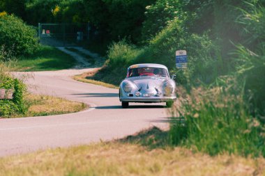 Pesaro Colle San Bartolo, İtalya - 17 Mayıs 2018: Porsche 356 1500 1954 Mille Miglia 2018 rallisinde eski bir yarış arabası üzerinde ünlü İtalyan tarihi yarışı (1927-1957))