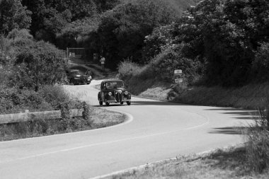 Pesaro Colle San Bartolo, İtalya - Mayıs 17-2018: Lancia Ardea 1952 tarihinde eski bir yarış araba ralli Mille Miglia 2018 ünlü İtalyan tarihi Formula (1927-1957)