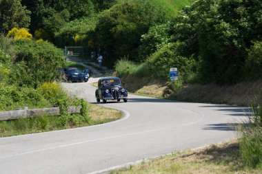 Pesaro Colle San Bartolo, İtalya - Mayıs 17-2018: Lancia Ardea 1952 tarihinde eski bir yarış araba ralli Mille Miglia 2018 ünlü İtalyan tarihi Formula (1927-1957)