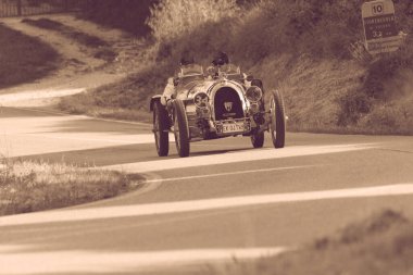 Pesaro Colle San Bartolo, İtalya - Mayıs 17-2018: B.N.C. 527 Grand sporda 1927 tarihinde eski bir yarış araba ralli Mille Miglia 2018 ünlü İtalyan tarihi Formula (1927-1957)