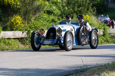Pesaro Colle San Bartolo, İtalya - Mayıs 17-2018: B.N.C. 527 Grand sporda 1927 tarihinde eski bir yarış araba ralli Mille Miglia 2018 ünlü İtalyan tarihi Formula (1927-1957)