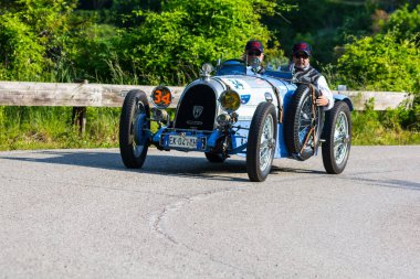 Pesaro Colle San Bartolo, İtalya - Mayıs 17-2018: B.N.C. 527 Grand sporda 1927 tarihinde eski bir yarış araba ralli Mille Miglia 2018 ünlü İtalyan tarihi Formula (1927-1957)