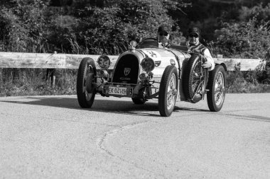 Pesaro Colle San Bartolo, İtalya - Mayıs 17-2018: B.N.C. 527 Grand sporda 1927 tarihinde eski bir yarış araba ralli Mille Miglia 2018 ünlü İtalyan tarihi Formula (1927-1957)