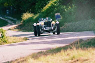PESARO SAN BARTOLO, İtalya - 17 Mayıs 2018: MERCEDES-BENZ 710 SSK 1928 Mille Miglia 2018 rallisinde eski bir yarış arabası üzerinde ünlü İtalyan tarihi yarışı (1927-1957))
