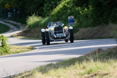 PESARO SAN BARTOLO, İtalya - 17 Mayıs 2018: MERCEDES-BENZ 710 SSK 1928 Mille Miglia 2018 rallisinde eski bir yarış arabası üzerinde ünlü İtalyan tarihi yarışı (1927-1957))