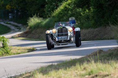 PESARO SAN BARTOLO, İtalya - 17 Mayıs 2018: MERCEDES-BENZ 710 SSK 1928 Mille Miglia 2018 rallisinde eski bir yarış arabası üzerinde ünlü İtalyan tarihi yarışı (1927-1957))