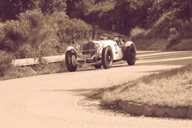 PESARO SAN BARTOLO, İtalya - 17 Mayıs 2018: MERCEDES-BENZ 710 SSK 1928 Mille Miglia 2018 rallisinde eski bir yarış arabası üzerinde ünlü İtalyan tarihi yarışı (1927-1957))