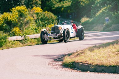 PESARO SAN BARTOLO, İtalya - 17 Mayıs 2018: MERCEDES-BENZ 710 SSK 1928 Mille Miglia 2018 rallisinde eski bir yarış arabası üzerinde ünlü İtalyan tarihi yarışı (1927-1957))