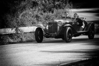 PESARO SAN BARTOLO, İtalya - 17 Mayıs - 2018: ALFA ROMEO 6C 1500 SUPER SORT 1928 Mille Miglia 2018 rallisinde eski bir yarış arabası ünlü İtalyan tarihi yarışı (1927-1957))
