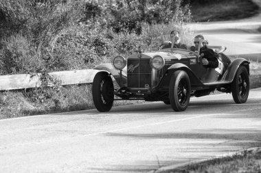 PESARO SAN BARTOLO, İtalya - 17 Mayıs - 2018: ALFA ROMEO 6C 1500 SUPER SORT 1928 Mille Miglia 2018 rallisinde eski bir yarış arabası ünlü İtalyan tarihi yarışı (1927-1957))