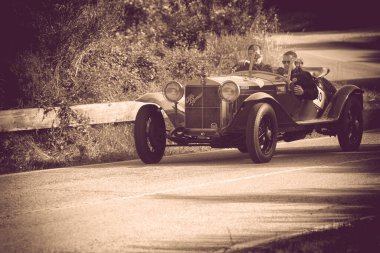 PESARO SAN BARTOLO, İtalya - 17 Mayıs - 2018: ALFA ROMEO 6C 1500 SUPER SORT 1928 Mille Miglia 2018 rallisinde eski bir yarış arabası ünlü İtalyan tarihi yarışı (1927-1957))