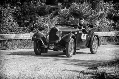 PESARO SAN BARTOLO, İTALYA - 17 Mayıs 2018: BUGATTI T 40 1929 Mille Miglia 2018 rallisinde eski bir yarış arabası üzerinde ünlü İtalyan tarihi yarışı (1927-1957))