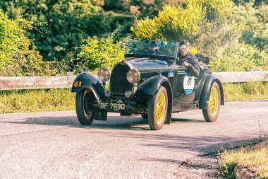 PESARO SAN BARTOLO, İTALYA - 17 Mayıs 2018: BUGATTI T 40 1929 Mille Miglia 2018 rallisinde eski bir yarış arabası üzerinde ünlü İtalyan tarihi yarışı (1927-1957))