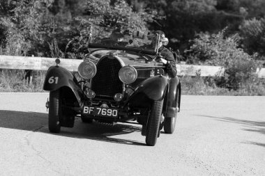 PESARO SAN BARTOLO, İTALYA - 17 Mayıs 2018: BUGATTI T 40 1929 Mille Miglia 2018 rallisinde eski bir yarış arabası üzerinde ünlü İtalyan tarihi yarışı (1927-1957))