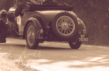 PESARO SAN BARTOLO, İTALYA - 17 Mayıs 2018: BUGATTI T 40 1929 Mille Miglia 2018 rallisinde eski bir yarış arabası üzerinde ünlü İtalyan tarihi yarışı (1927-1957))