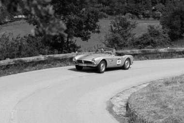PESARO SAN BARTOLO, İTALYA - 17 MAYIS - 2018: BMW Miting Mille Miglia 2018 'de eski bir yarış arabasında 507 TOURING Spor (1956) Ünlü İtalyan tarihi yarışı (1927-1957))