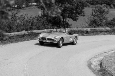 PESARO SAN BARTOLO, İTALYA - 17 MAYIS - 2018: BMW Miting Mille Miglia 2018 'de eski bir yarış arabasında 507 TOURING Spor (1956) Ünlü İtalyan tarihi yarışı (1927-1957))