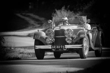 PESARO SAN BARTOLO, İTALYA - 17 Mayıs 2018: ALVIS Speed 20 SB 1934 Mille Miglia 2018 rallisinde eski bir yarış arabası üzerinde ünlü italyan tarihi yarışı (1927-1957))